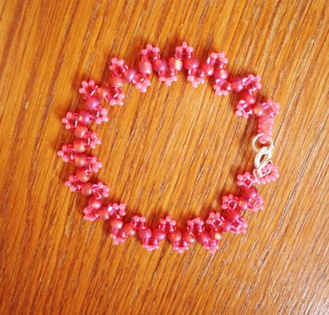 růžové zoubky na ruku náhrdelník šité romantický twiny zoubky malé růžové korálky měňavě červené korálky 