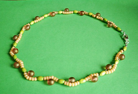 podzimní hnědá, béžová a zelená náhrdelník elegantní lanko dvě řady hnědý měńavý korálek béžový rokajl zelený dřevěný korálek stříbrné komponenty komponenty 