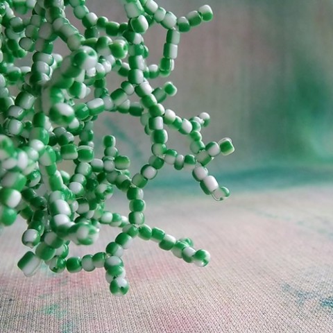 Šité náušnice korály korálky zelená korál náušnice jarní holčičí letní louka kytka šité afroháček rokajl plast háček průsvitný rokail sladký 