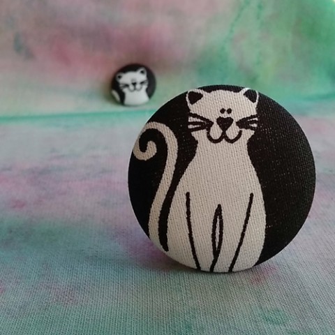 Brož Kočičí černá brož letní svěží kočka bílá kočičí button můstek buton alergie buttonky čičí mačka 