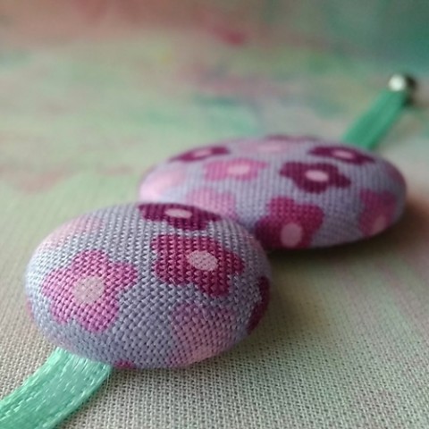 Butonkový náramek Fialky náramek růžová letní ornament láska léto kytka kytice valentýn fialka button buton alergie buttonky 