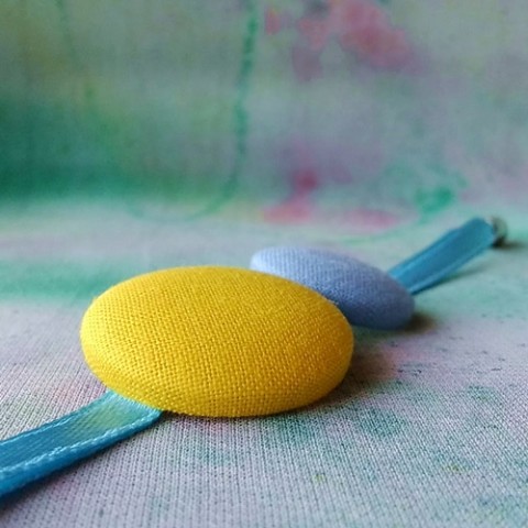 Butonkový náramek Žlutý na modré náramek náušnice letní láska žlutá léto kytka kytice button kvítí buton magnet alergie květena 