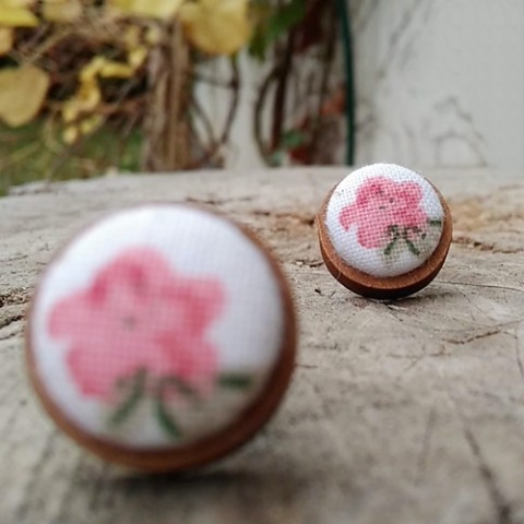 Náušnice v dřevěném lůžku dřevo náušnice květina růžová bílá láska pecky léto kytka elegance ocel button buton alergie buttonky strakaté zarážky 