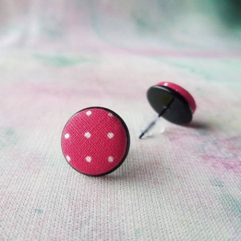 Náušnice buttonkové V černém lůžku červená náušnice bílá puntík motýlek pecky retro léto button buton alergie buttonky zarážky 