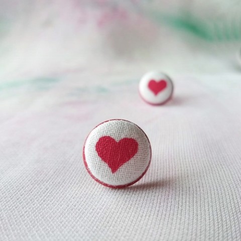 Náušnice buttonkové Červené srdce červená srdce náušnice bílá láska pecky retro léto button love buton alergie amor buttonky srdeční zarážky 