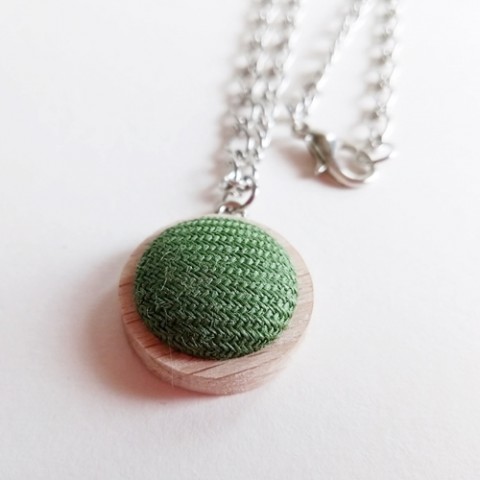 Buttonkový náhrdelník Zelený dřevo náhrdelník zelená láska přírodní léto řetízek hrášek buton dřevěné lůžko 