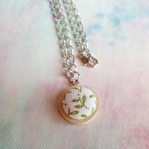 Buttonkový náhrdelník dřevo náhrdelník zelená strom list lístek bílá láska přírodní léto řetízek hrášek buton dřevěné lůžko 