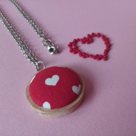 Buttonkový náhrdelník Srdeční dřevo červená náhrdelník srdce bílá láska přírodní léto řetízek buton srdeční dřevěné lůžko 