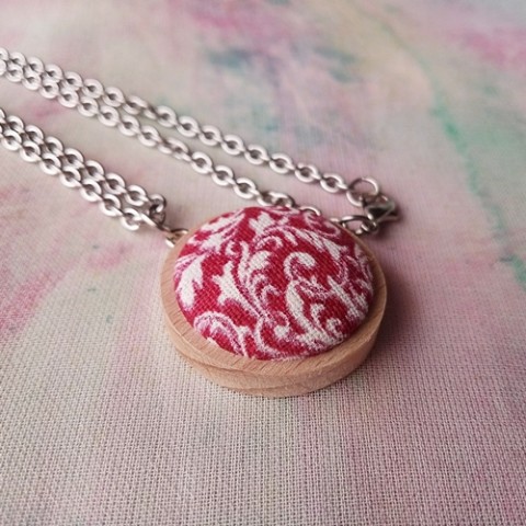 Butonkový náhrdelník Bílá abstrakce dřevo červená náhrdelník srdce bílá láska přírodní léto řetízek buton srdeční dřevěné lůžko 