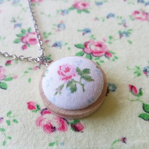 Buttonkový náhrdelník dřevo náhrdelník láska příroda přírodní růže léto řetízek kytka růžička buton dřevěné lůžko 