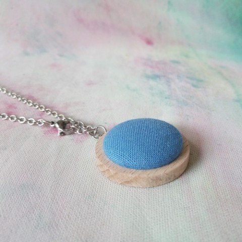 Buttonkový náhrdelník dřevo náhrdelník modrá láska příroda přírodní nebe léto řetízek mrak chrpa buton dřevěné lůžko 