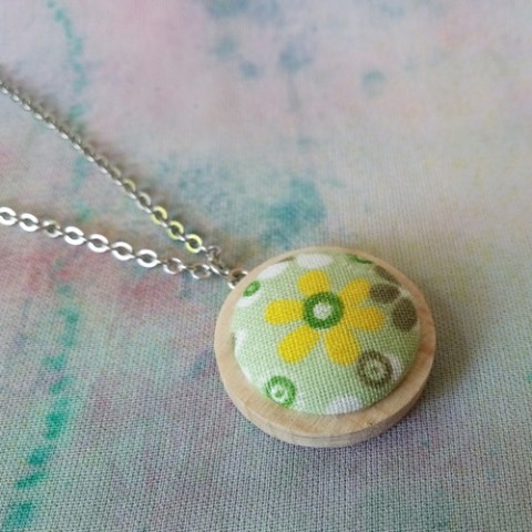 Buttonkový náhrdelník dřevo náhrdelník zelená slunečnice láska příroda přírodní žlutá léto řetízek kytka buton dřevěné lůžko 