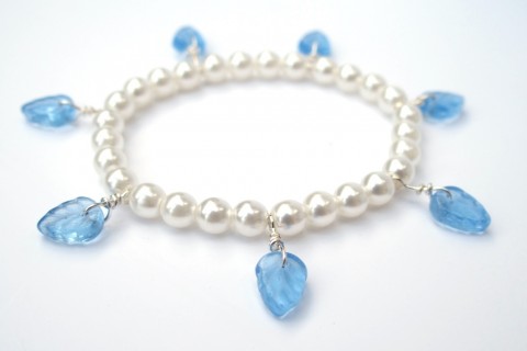 Sním o dotecích tvých náramek modrý dárek perličky perly perle svatební lístečky pružný perličkový pruženka na ruku družička pro radost pro štěstí doteky bílý perlový 