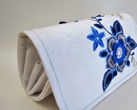 Klopová peněženka malá 3D květy modrá lesklá květy elegantní bílá perleť výšivka originál malá 3d na telefon na karty klopová 
