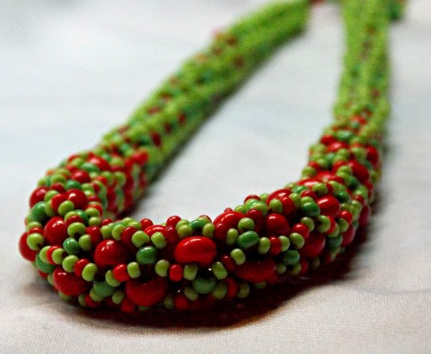 Šitý náhrdelník - červenozelená. červená zelená jarní letní svěží louka jaro květ léto had dutinka hadí kvetoucí svěžest potrubí 