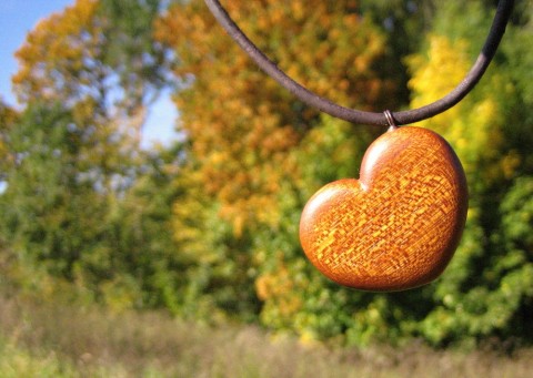 Dřevěný šperk - srdíčko dřevo řezbářství talisman srdce srdíčko mahagon 