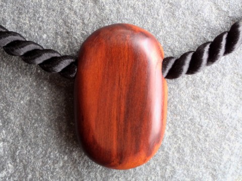 Dřevěný šperk  -  oblázek dřevo řezbářství talisman oblázek švestka 