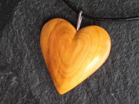 Dřevěné srdce dřevo řezbářství talisman srdce srdíčko přívěšek švestka 