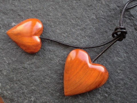 Dřevěná  srdíčka dřevo řezbářství talisman srdce srdíčko přívěšek švestka 