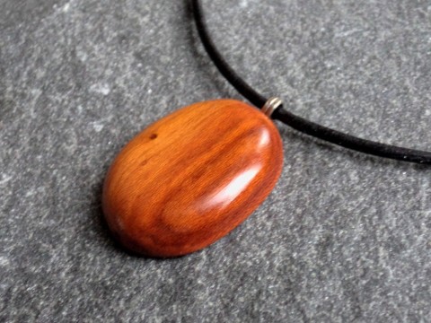 Dřevěný šperk -  švestkový oválek dřevo řezbářství talisman přívěšek oválek švestka 