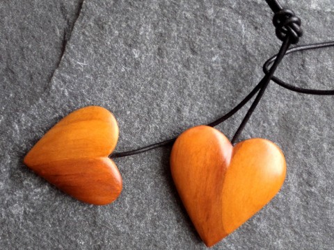 Dřevěný šperk -  srdíčka dřevo řezbářství talisman srdce srdíčko měruňka 