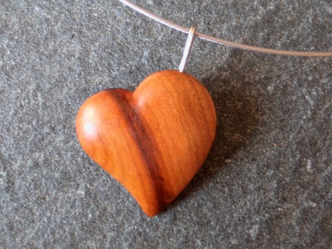 Dřevěné  srdíčko dřevo řezbářství talisman srdce srdíčko přívěšek švestka 