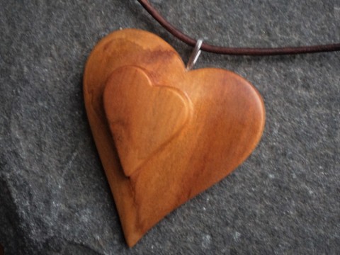 Dřevěný šperk  -   srdce v srdci dřevo řezbářství talisman srdce láska štěstí švestka 