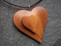 Dřevěný šperk  -   srdce v srdci