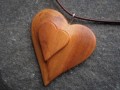 Dřevěný šperk  -   srdce v srdci