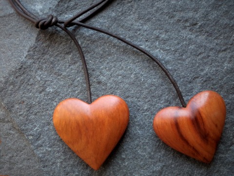 Dřevěný šperk  -   srdíčka dřevo řezbářství talisman srdce srdíčko přívěšek švestka 