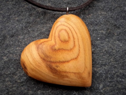 Dřevěný šperk  -  srdéčko dřevo řezbářství talisman srdce srdíčko přívěšek švestka 