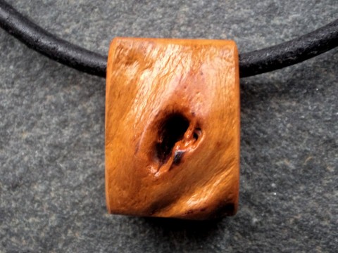 Dřevěný šperk -  dřevo a kůže dřevo řezbářství talisman kůže hranolek australské dřevo 