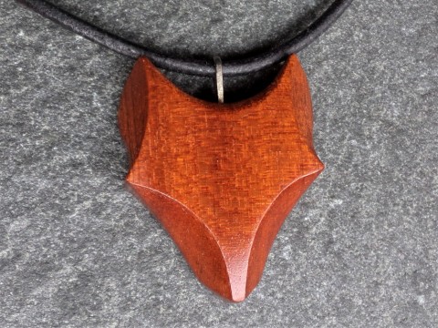 Dřevěný šperk  - liška dřevo řezbářství náhrdelník nerez mahagon liška 