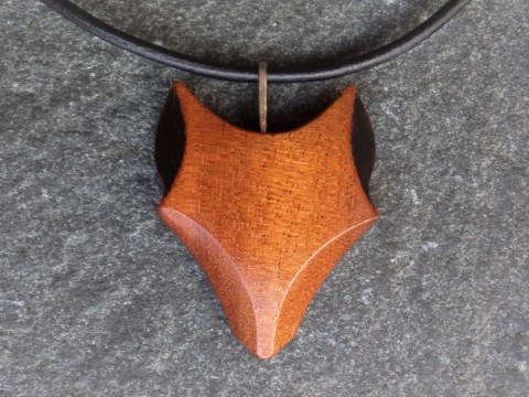 Dřevěný šperk - liška na přání dřevo řezbářství náhrdelník nerez mahagon liška 