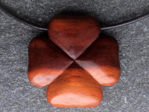 Dřevěný šperk   -  čtyřlístek dřevo řezbářství lístek čtyřlístek švetka 