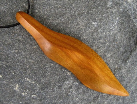 Dřevěný šperk - lístek dřevo řezbářství talisman třešeň lístek přívěšek 