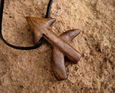 Znamení zvěrokruhu - střelec dřevo řezbářství talisman ořešák znamení zvěrokruh střelec 