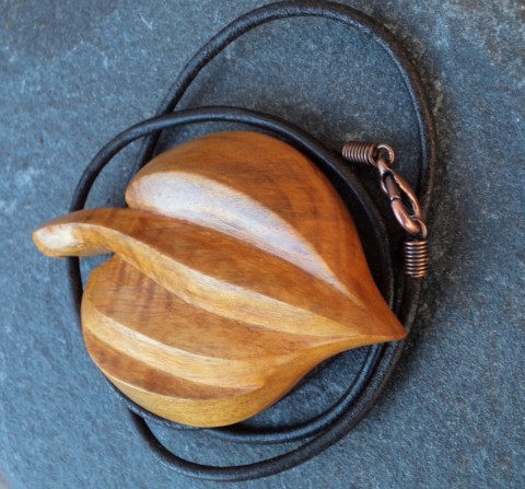 Dřevěný šperk - lístek dřevo řezbářství ořech talisman lístek 
