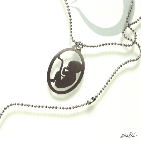 Náhrdelník Miminko v bříšku - nerez šperk náhrdelník přívěsek kov miminko řetízek plech nerez miniatura těhotenství laser vyřezávaní embryo 