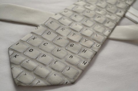 Kravata s klávesnicí černá šedá hedvábí stříbrná kravata kontura počítač klávesnice počítačová klávesa ajťák 