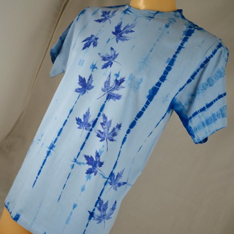 Modré batikované triko s listy M modrá podzim list listy triko tričko podzimní razítko obtisk 