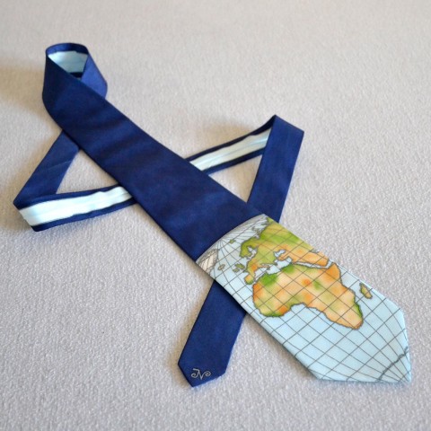 kravata AFRIKA A EVROPA tm. modrá zelená modrá hnědá béžová hedvábí kravata afrika mapa antracitová okrová země evropa zeměpis 