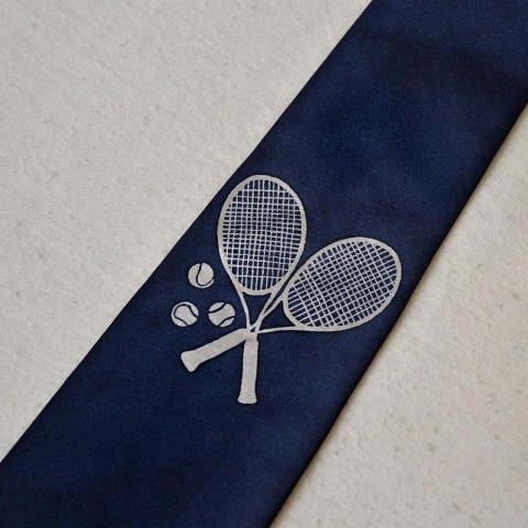 Hedv. kravata tenisová - tm. modrá modrá stříbrná kravata raketa míček tenis tenista tenisová 