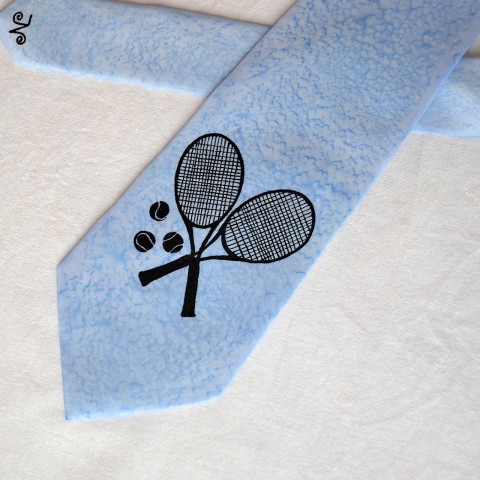 Hedvábná kravata tenisová-sv. modrá modrá černá kravata raketa míček tenis tenista tenisová 