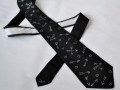 Decentní černá valentýnská kravata