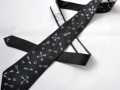 Decentní černá valentýnská kravata