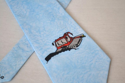 Hedvábná kravata s rolbou - sv. mod sníh modrá černá hory hedvábí kravata hedvábná lyžař sjezdovka rolba 