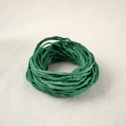 Hedvábná šňůrka smaragdově zelená hedvábí hedvábná šňůrka ručně barvená 
