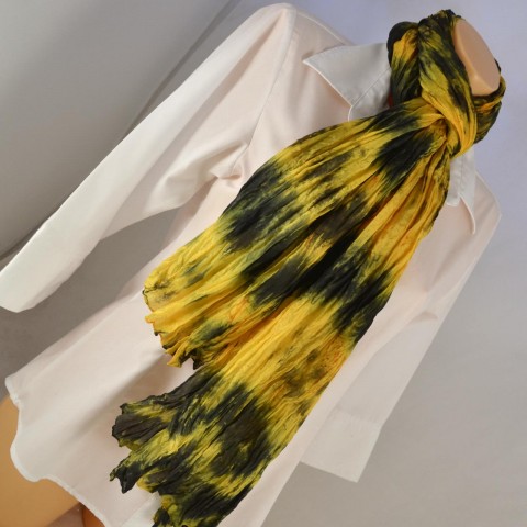 Vrapovaná černo-žlutooranžová šála/ černá žlutá šála hedvábí šál pléd meruňková batikované bordová ručně barvené žlutooranžová pareo hodváb 