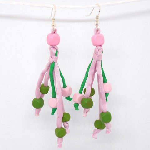 Zeleno-růžové náušnice hedvábí-dřev dřevo kostičky korálky zelená náušnice růžová kostička kostky hedvábí korálek kostka šňůrka 